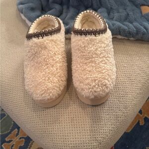 Steve Madden Cream Plush Slippers